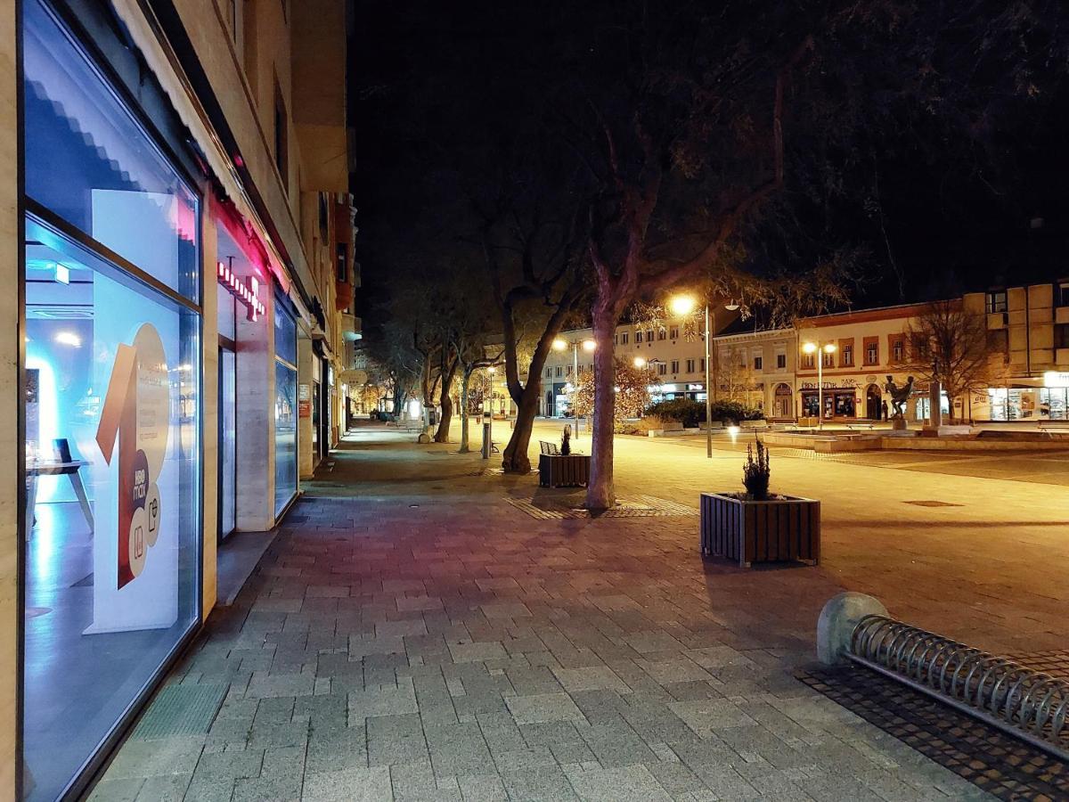 Square 16 Apartman - Absolutely Central Location With Self Check In ソンバトヘイ エクステリア 写真